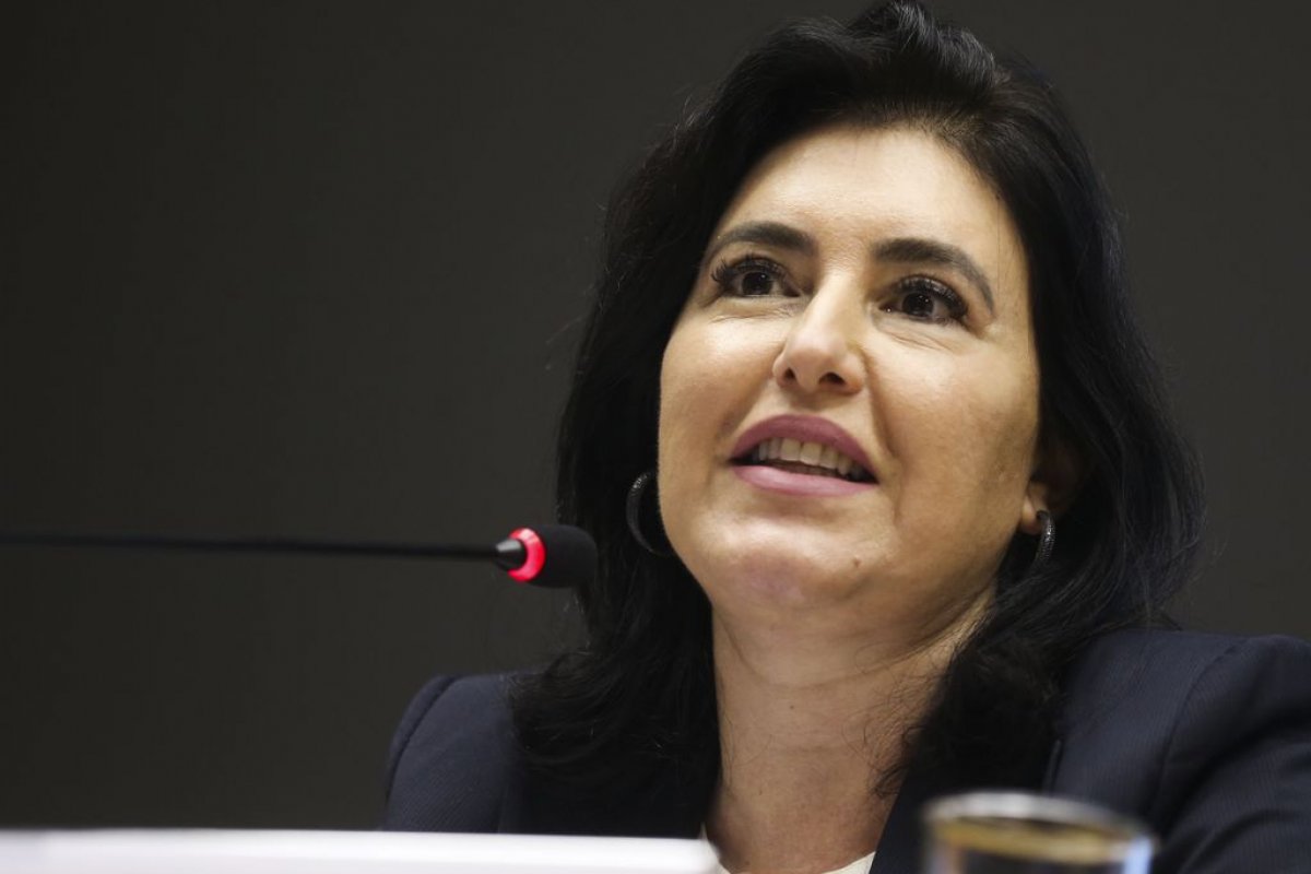 Simone Tebet defende aumento de multa para empresa que pagar salário inferior a mulheres