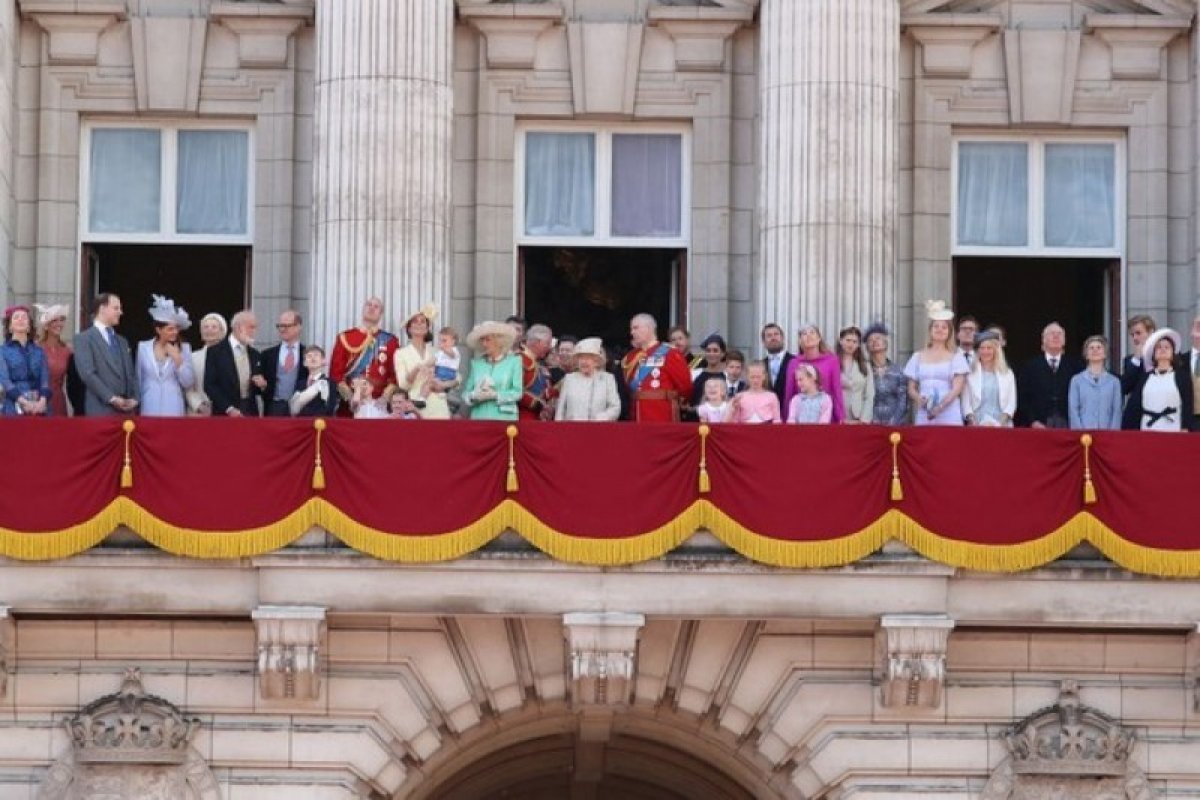 Rainha Elizabeth II celebra aniversário com desfile militar
