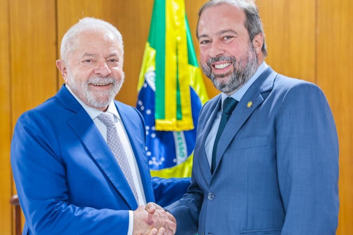 Alexandre Silveira nega divergências com Lula: 'só não estou mais entrosado com ele do que Janja'