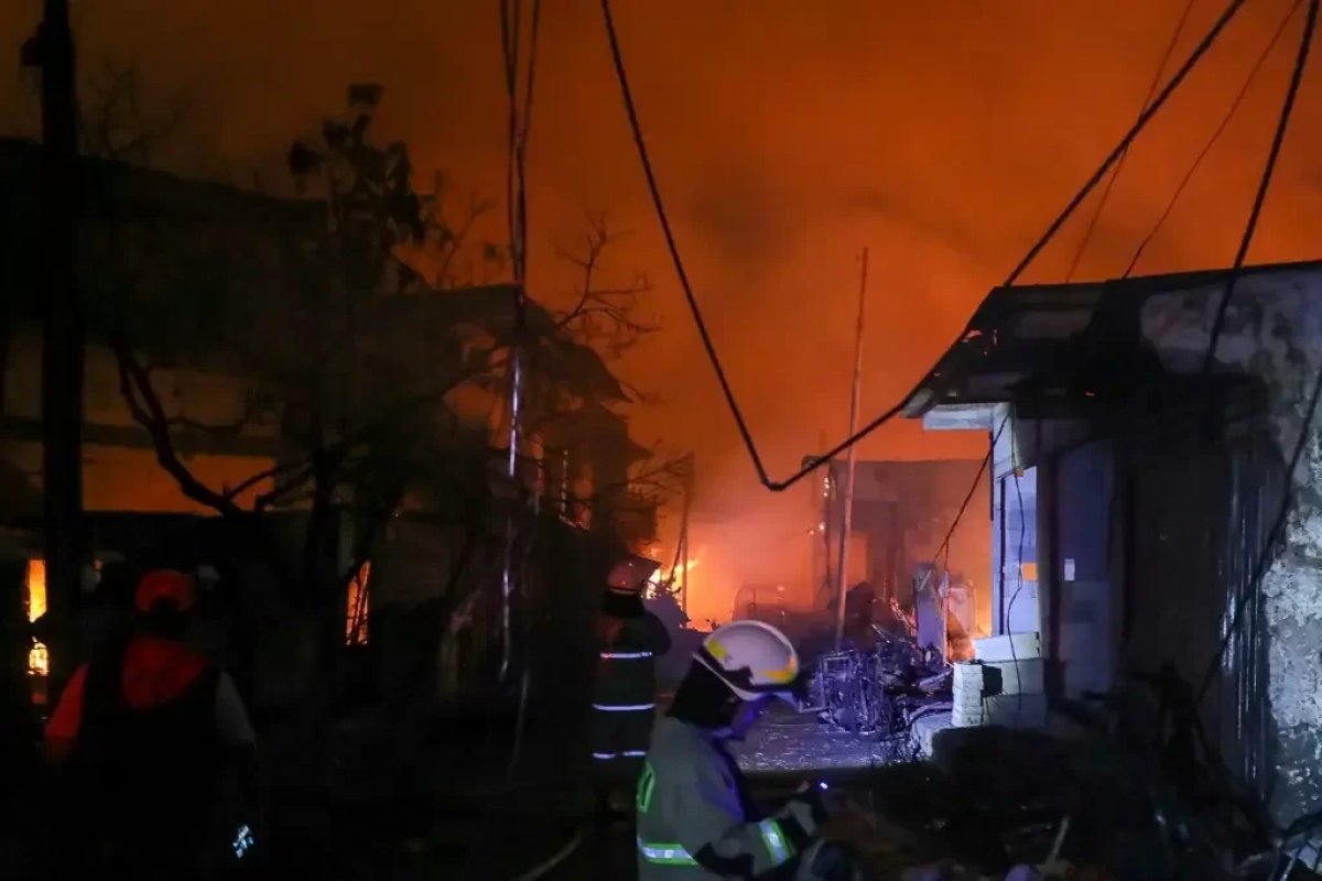 Incêndio em depósito de combustíveis mata 17 pessoas na Indonésia