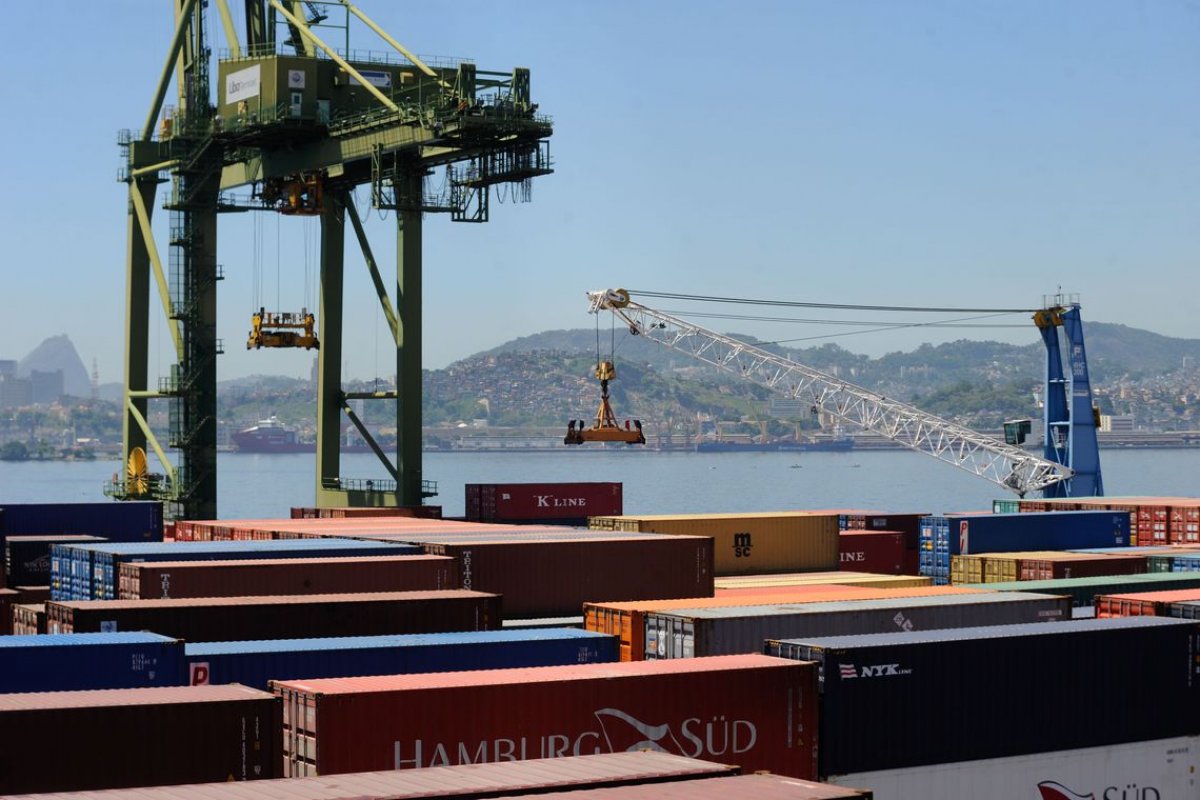 Exportações sobem com nova correção da balança comercial