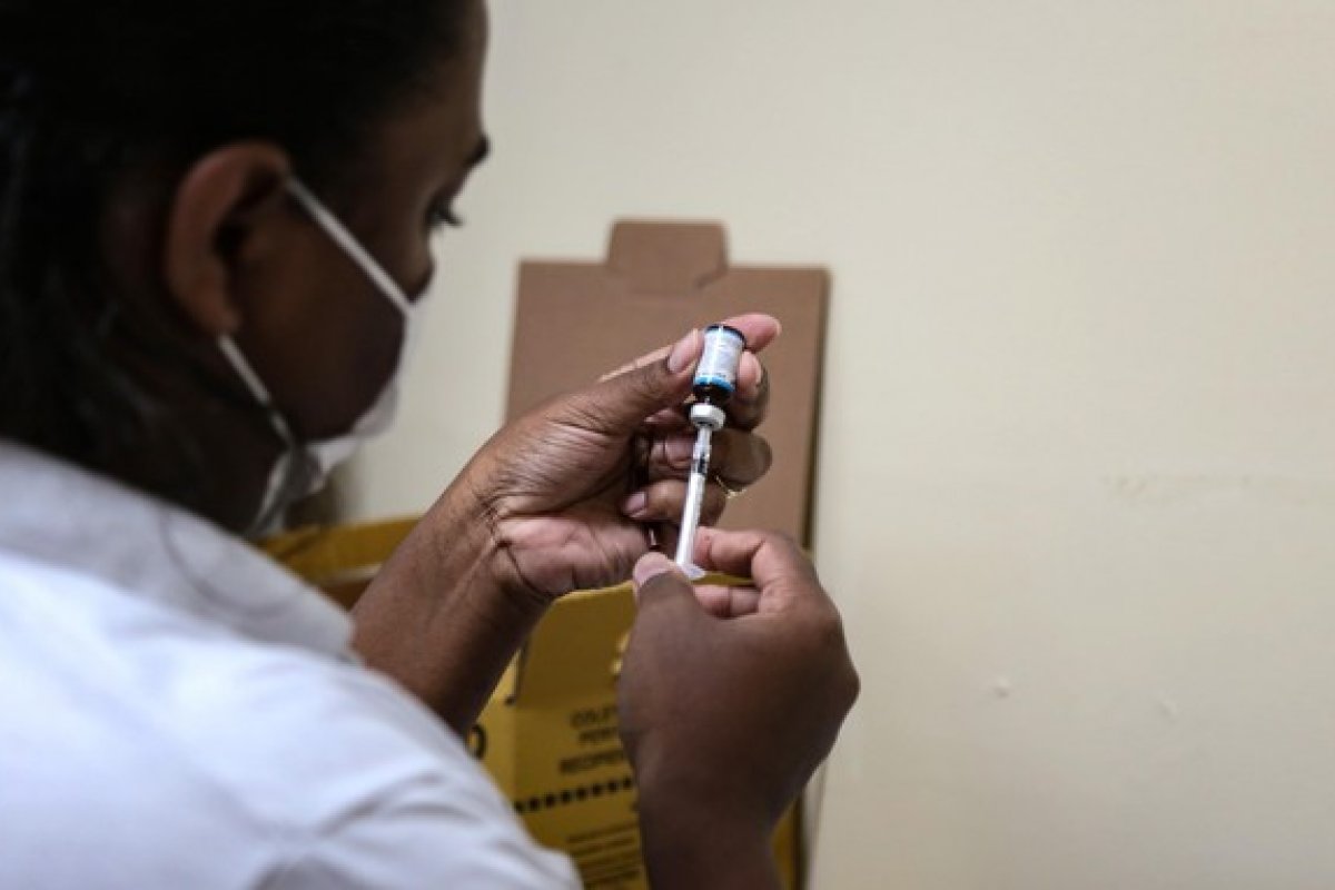 Salvador começa a vacinar idosos com 60 anos ou mais com a Pfizer Bivalente nesta segunda-feira (6)