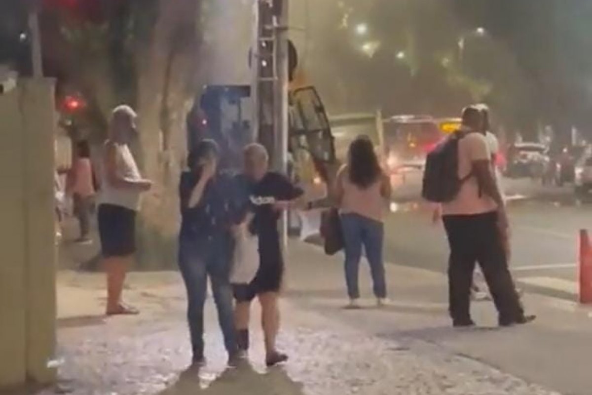 Vídeo: Retroescavadeira perfura cano e causa vazamento de gás no Corredor da Vitória 