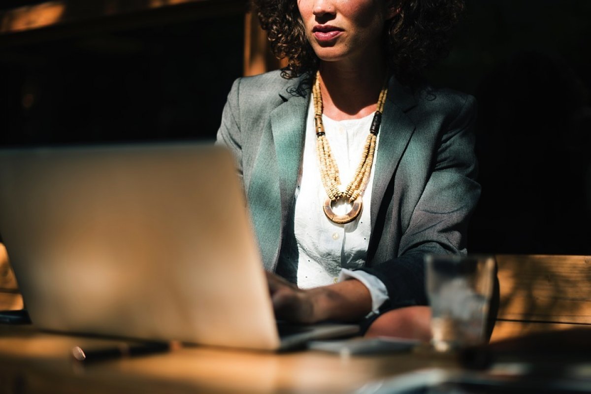 Diferença salarial entre homens e mulheres atinge 22% em 2022, diz IBGE