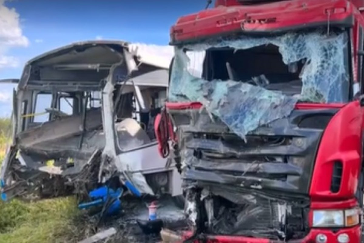 Acidente entre um ônibus e um caminhão deixa 12 pessoas feridas em Juazeiro