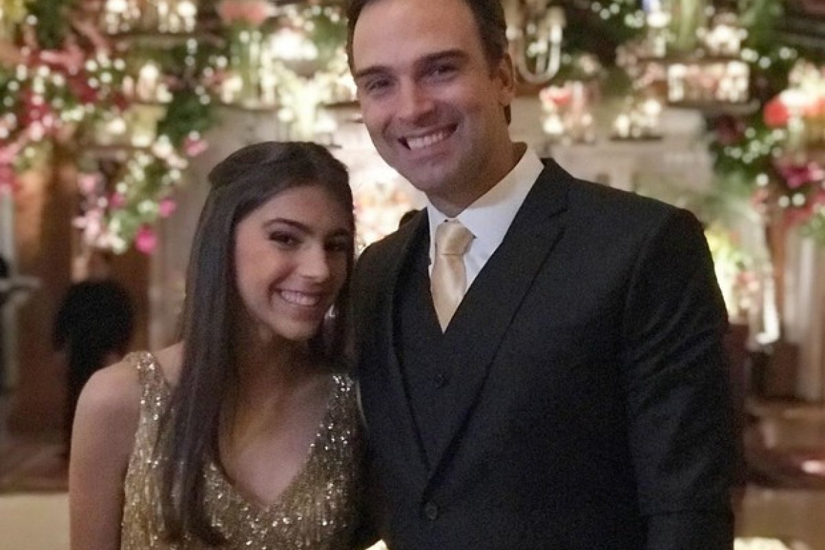  Tadeu Schmidt arma festão para celebrar os 15 anos da filha Laura