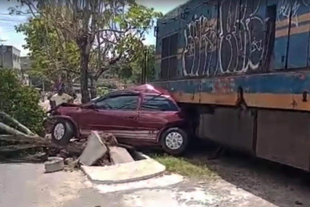 Carro fica destruído ao ser atingido por trem em Catu
