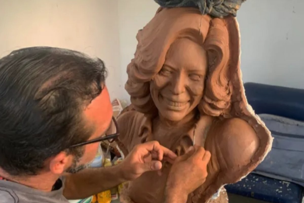 Glória Maria é homenageada com busto em inauguração de praça na Bahia