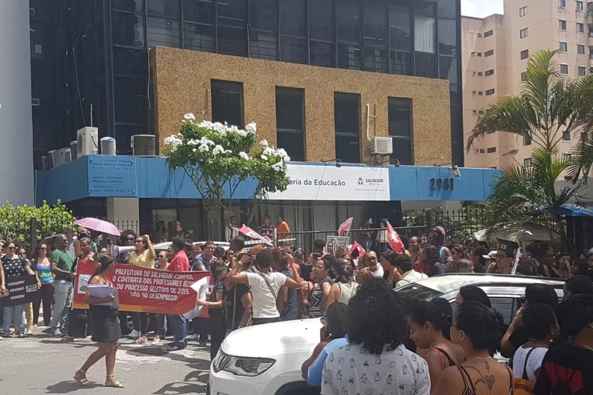 Professores da rede municipal  realizam manifestação contra demissão de Redas