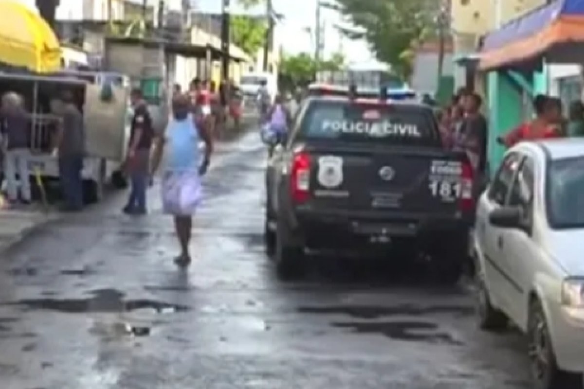 Homem é morto a tiros após ter casa invadida por grupo no bairro de Itapuã, em Salvador