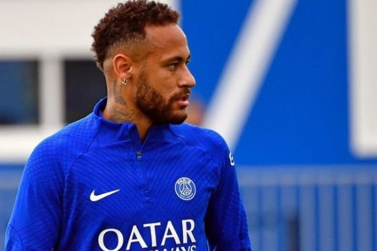 Neymar passa por cirurgia bem-sucedida no Catar