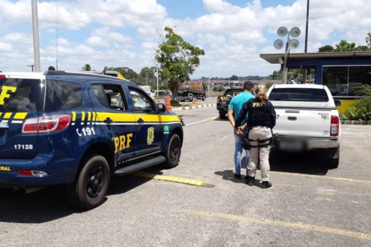 Motorista é preso com carro roubado na BR-324 