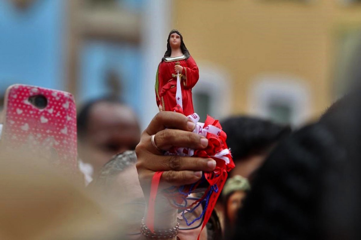 Devotos se reúnem no Centro Histórico de Salvador para homenagear Santa Bárbara