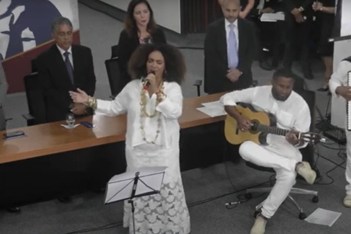 Vídeo: Mariene de Castro deixar de cantar o Hino Nacional em evento do TJBA 