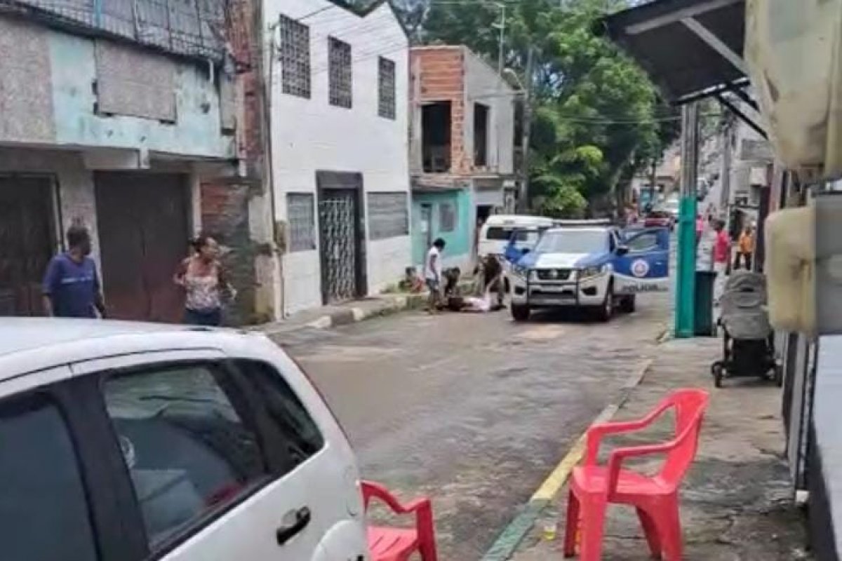 Vídeo: Marceneiro é baleado pela polícia em Lauro de Freitas