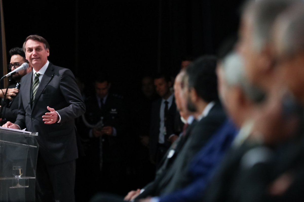 Bolsonaro assina decreto que garante sigilo para quem denunciar corrupção