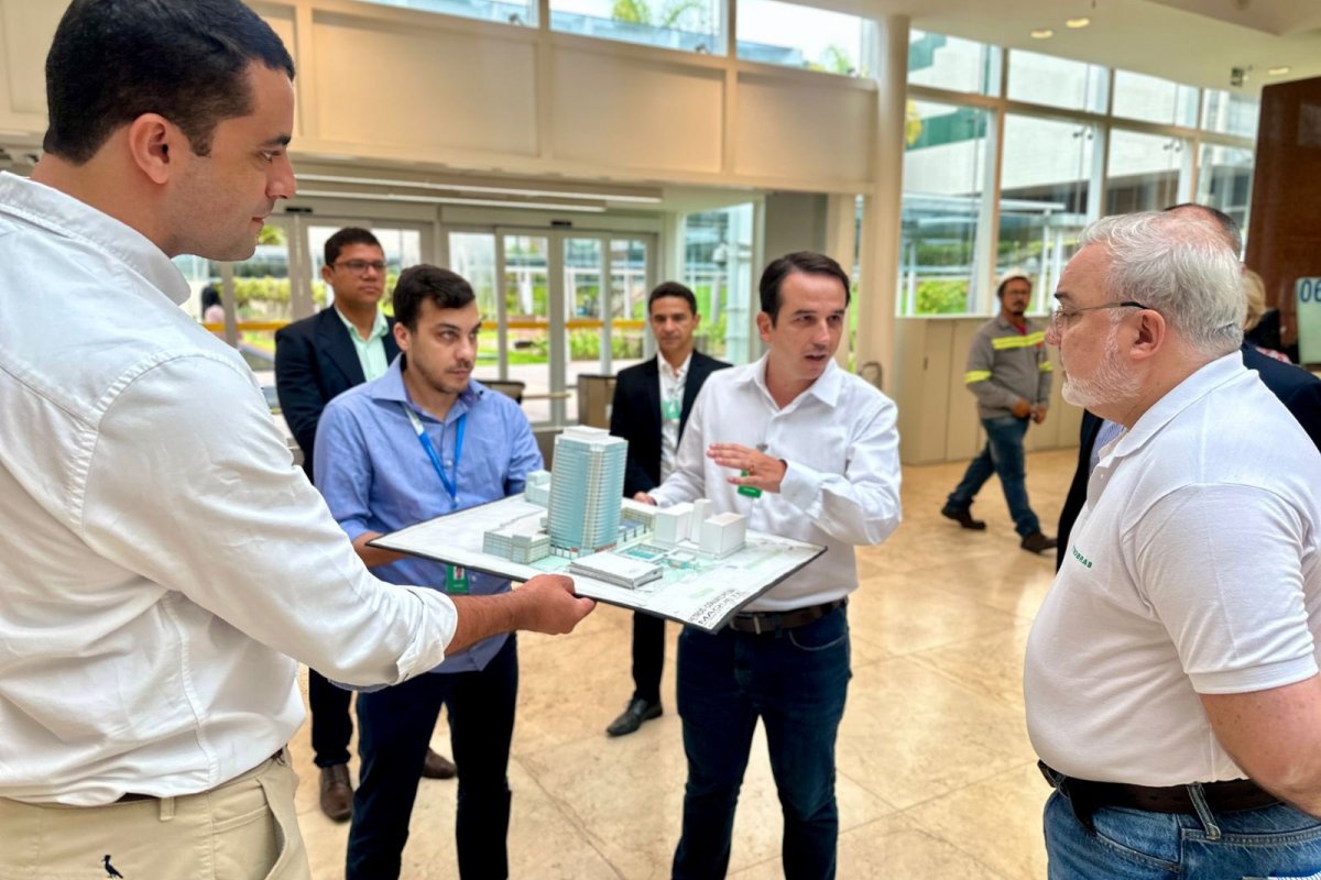 Presidente da Petrobras visita prédio administrativo da estatal em Salvador 