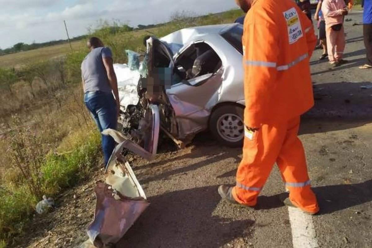 Acidente entre carro e caminhão deixa mortos na BR-116