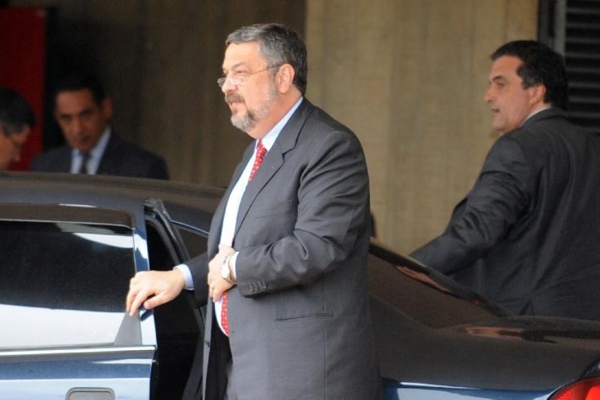 Juiz federal determina que Palocci entregue carros de luxo
