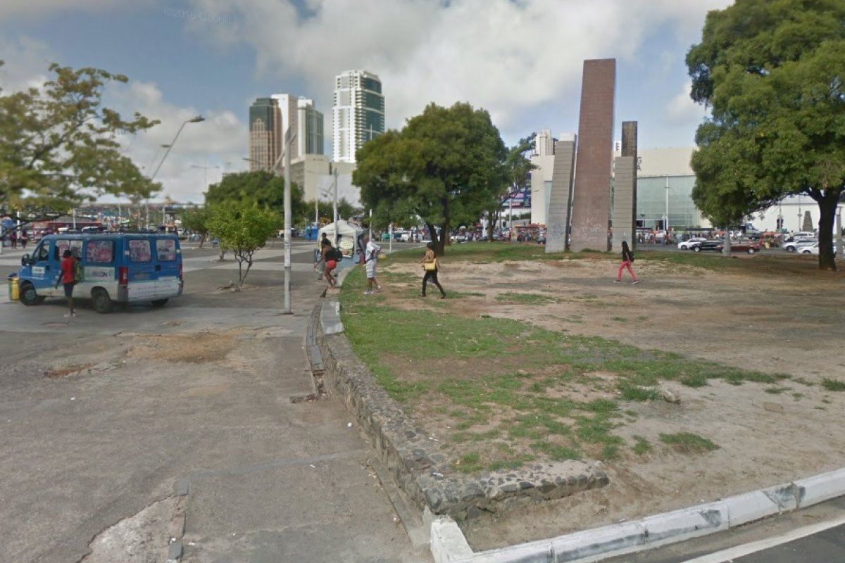 Obras BRT: Intervenção provoca retirada de ambulantes da Praça Newton Rique