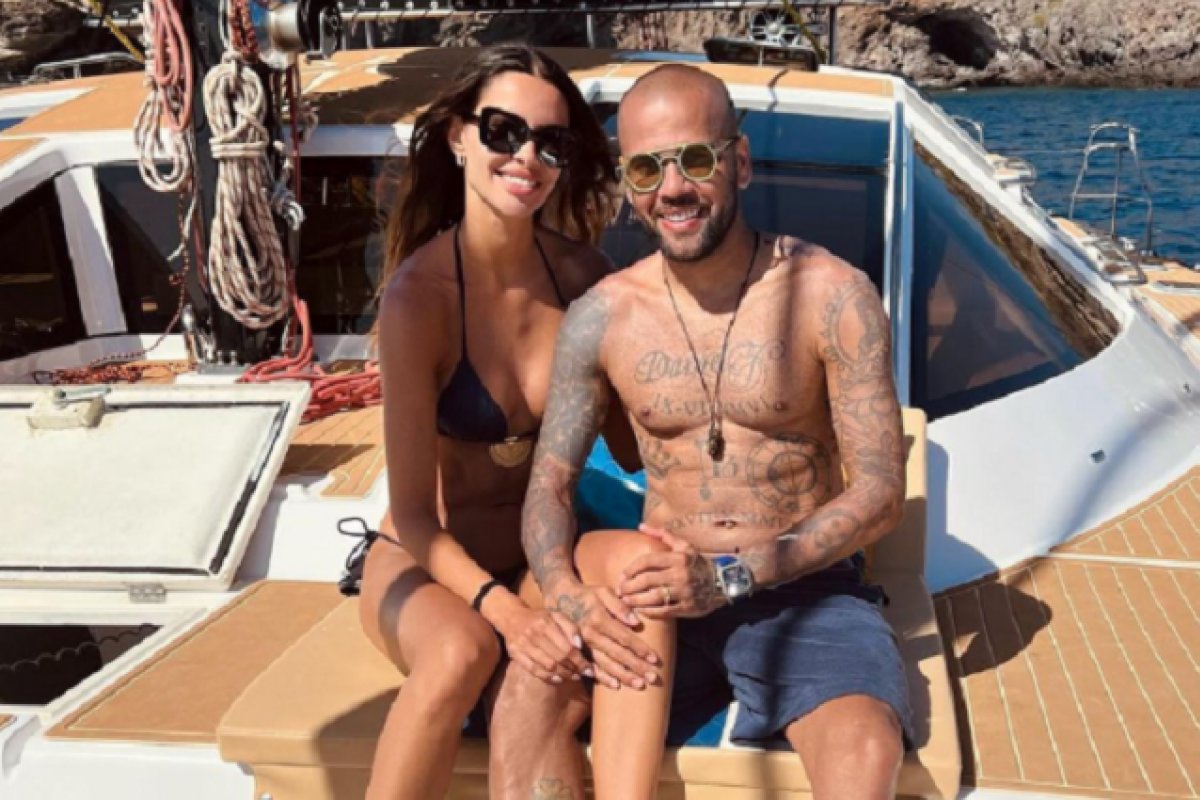 Modelo anuncia fim do casamento com Daniel Alves 