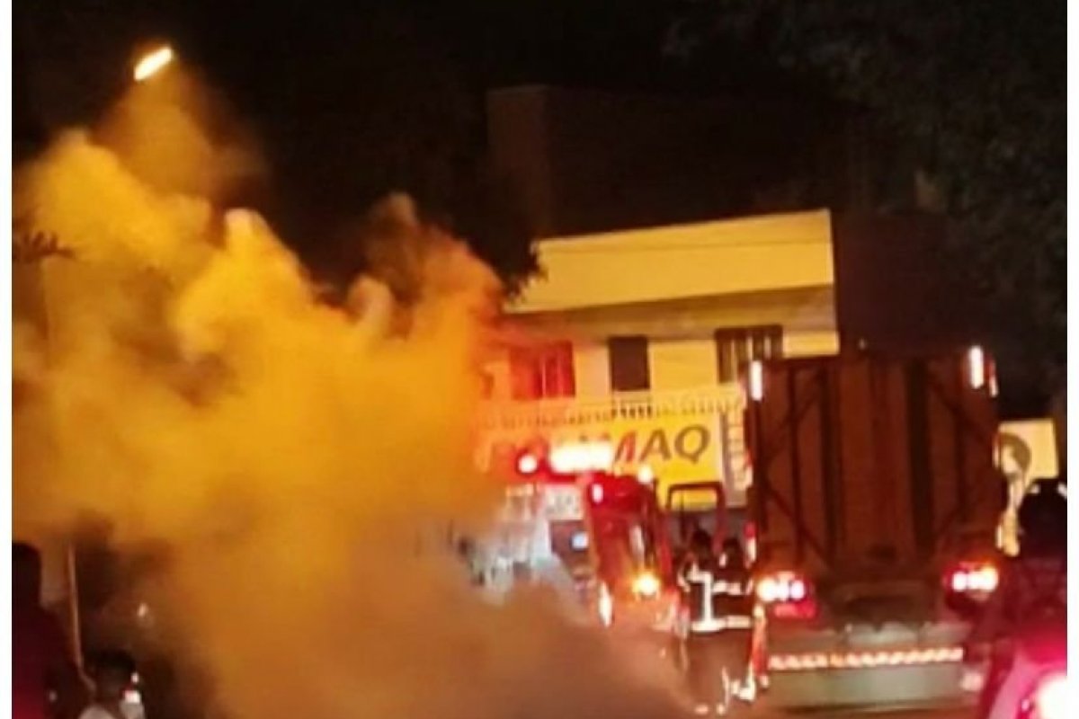 Moto pega fogo após acidente em Teixeira de Freitas