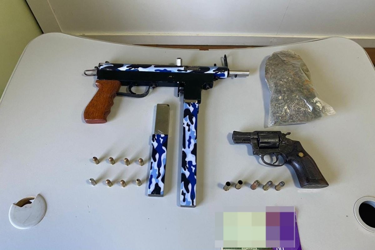 Submetralhadora e revólver são encontrados com foragido em Teixeira de Freitas 