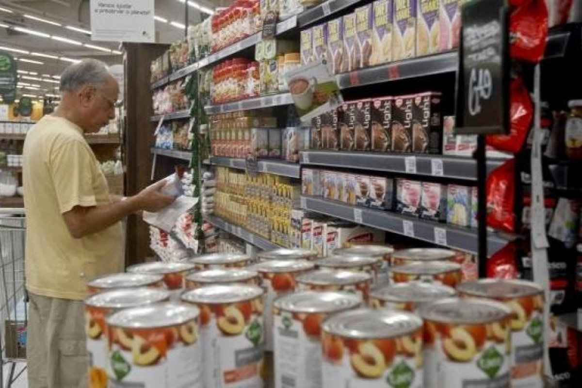 Embalagens ocultam parte dos aditivos em alimentos vendidos no Brasil