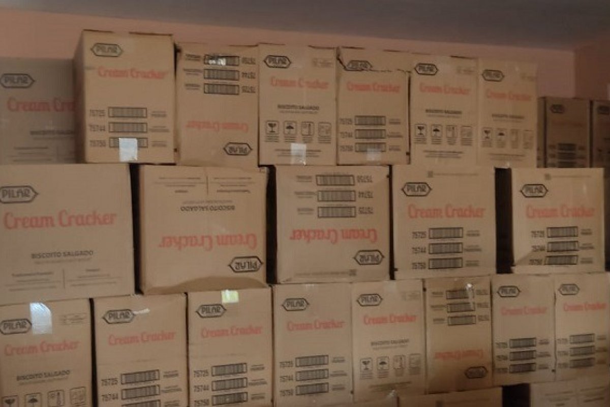 Polícia apreende carga com 12 mil pacotes de biscoitos com validade adulterada