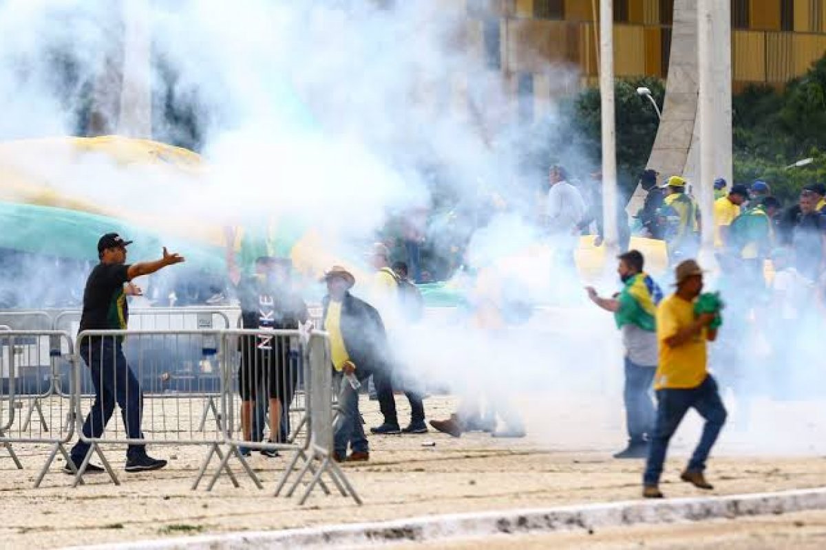 Presa por envolvimento nos atos de 8 de janeiro afirma que parlamentares organizaram caravanas