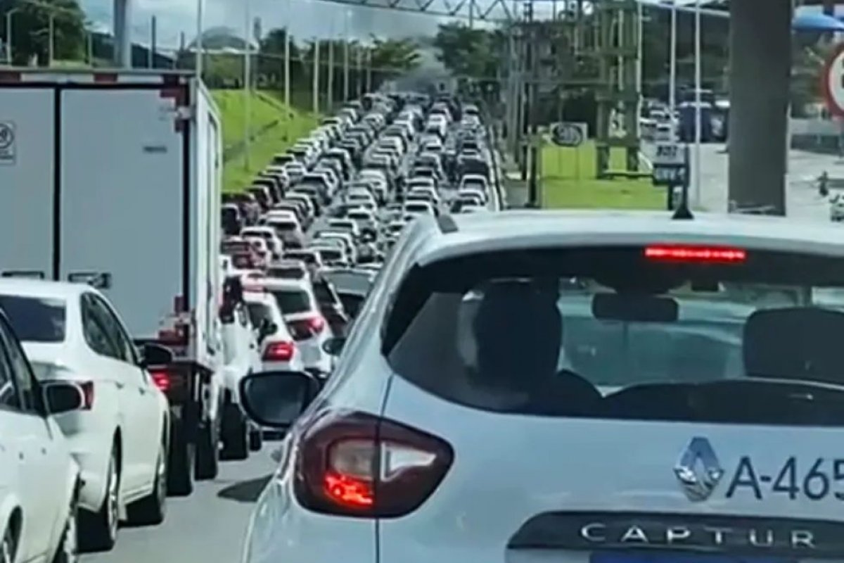 Problemas mecânicos em veículos geram congestionamento na Avenida Paralela em Salvador