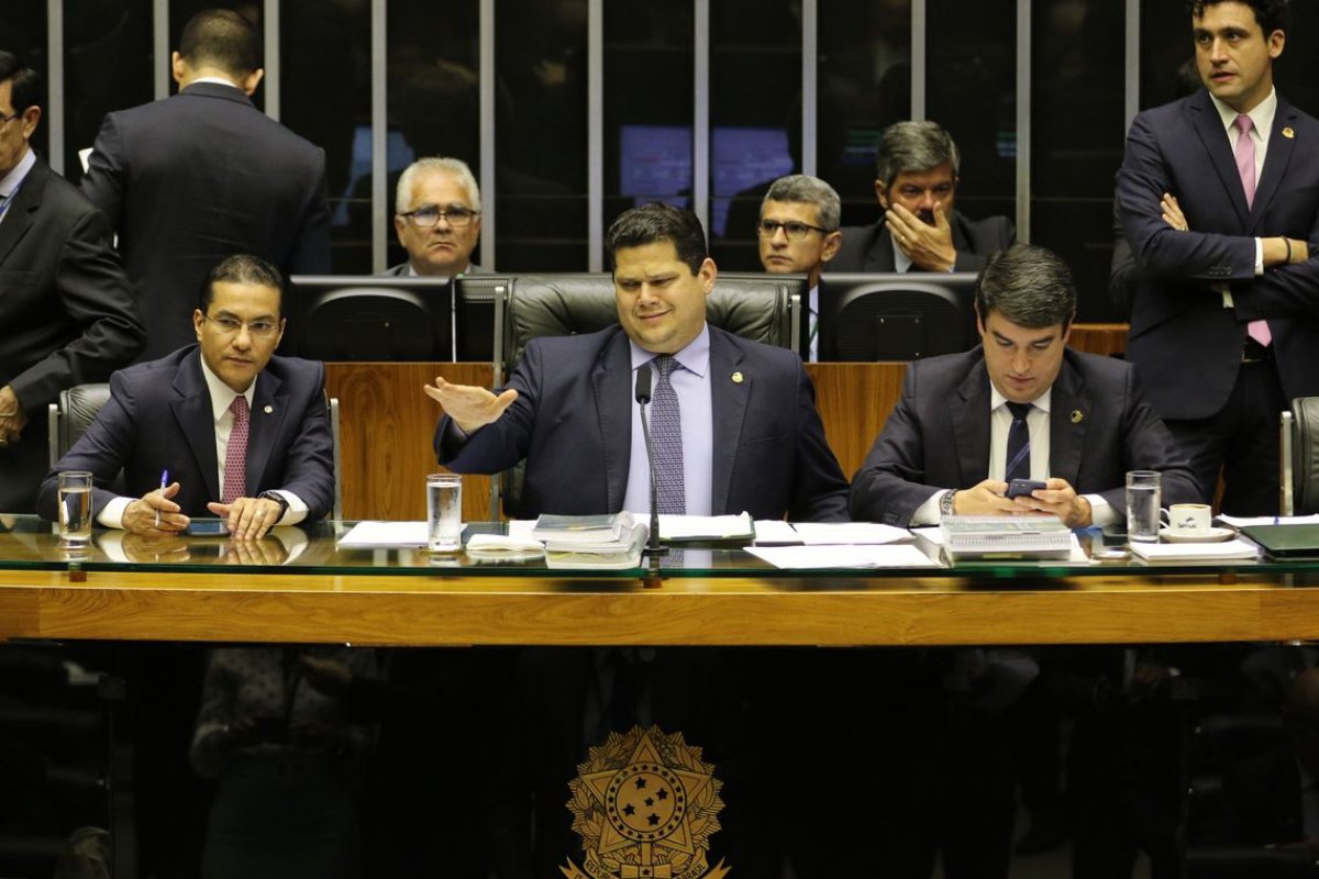 Veto a propaganda partidária na TV e no rádio é mantido pelo Congresso 