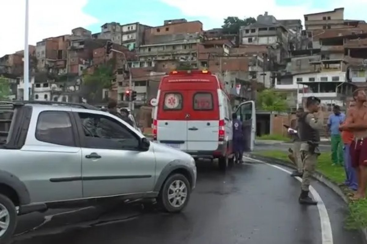 Motociclista morre após bater em carro na Avenida Gal Costa, em Salvador