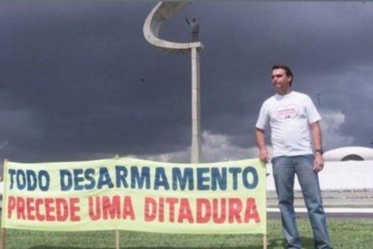 Após novo decreto de armas no Brasil, Bolsonaro publica foto com crítica ao desarmamento