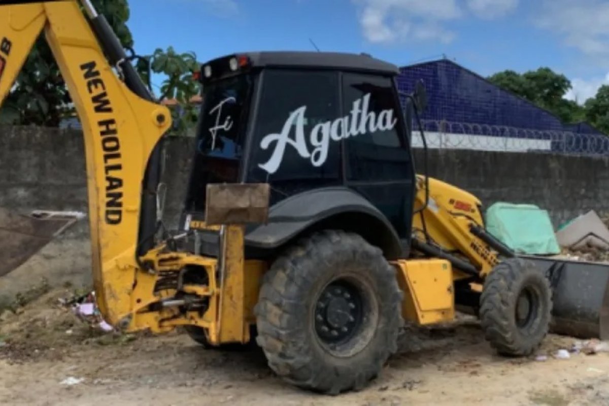 Retroescavadeira furtada em garagem da prefeitura de Vera Cruz (BA) é encontrada