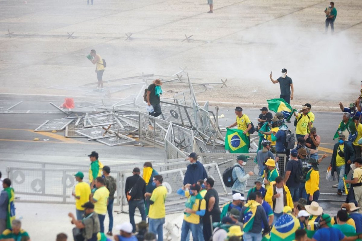 Manifestantes do 8 de janeiro liberados por Moraes serão monitorados com tornozeleira eletrônica
