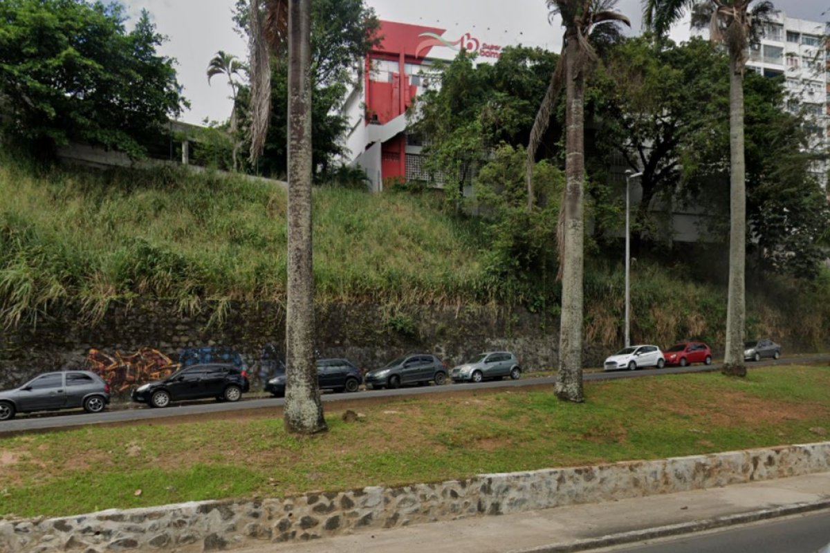 Trânsito na Av. Joana Angélica e Vale do Nazaré é bloqueada para instalação de guindaste