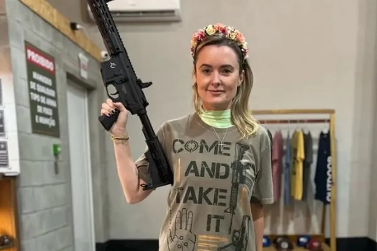 Deputada bolsonarista posta foto com metralhadora em clube de tiro