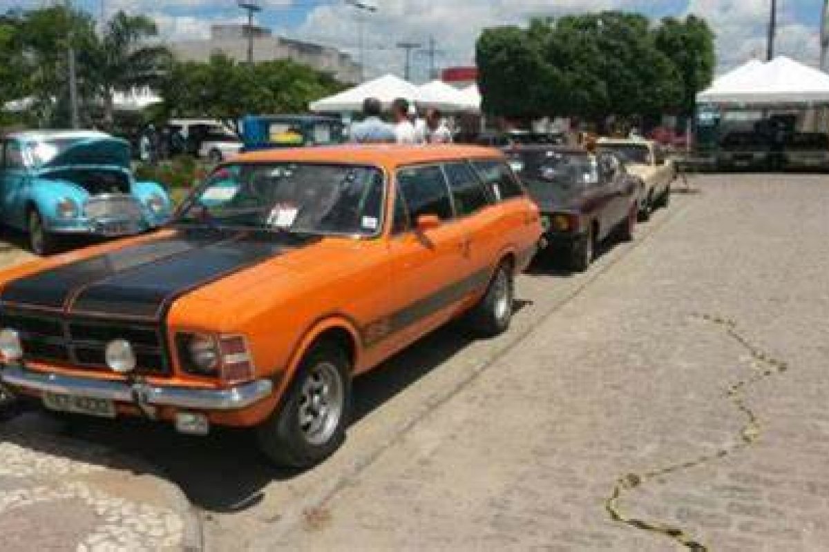 Exposição de carros antigos marca aniversário de Salvador!