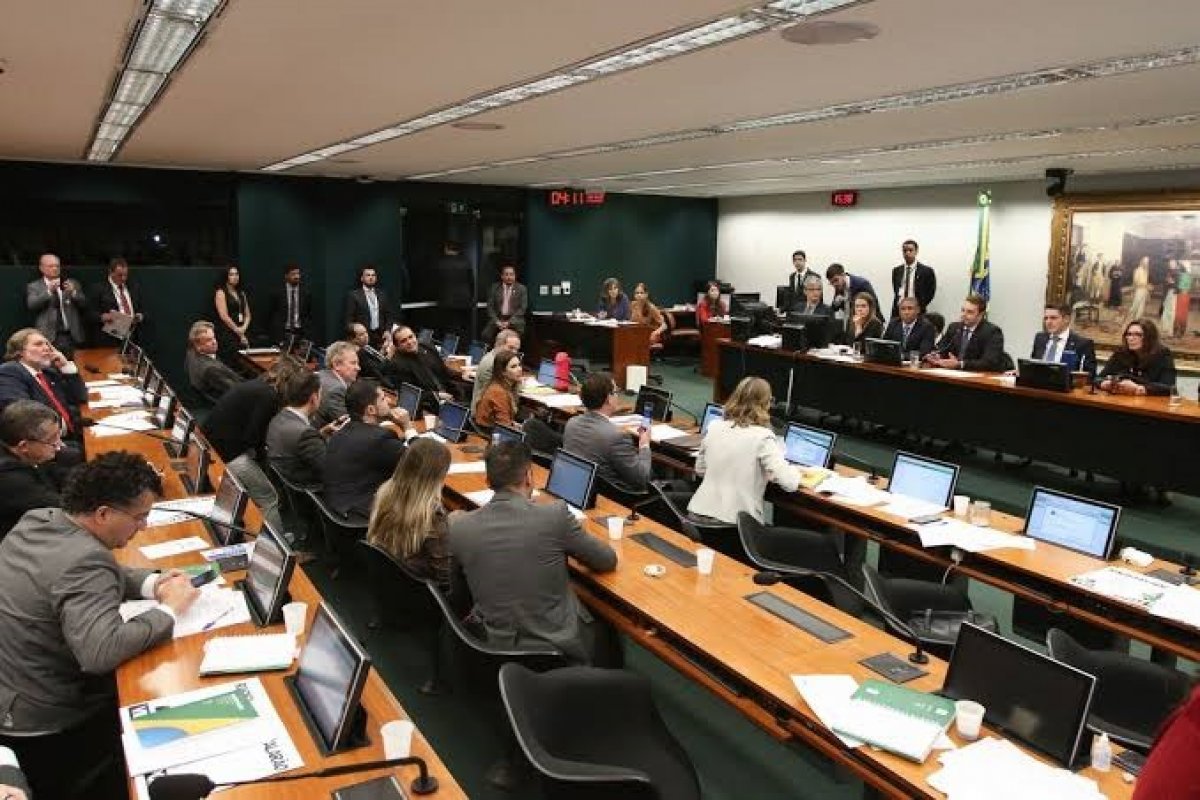 Regra de Ouro: CCJ da Câmara aprova admissibilidade de PEC que altera texto