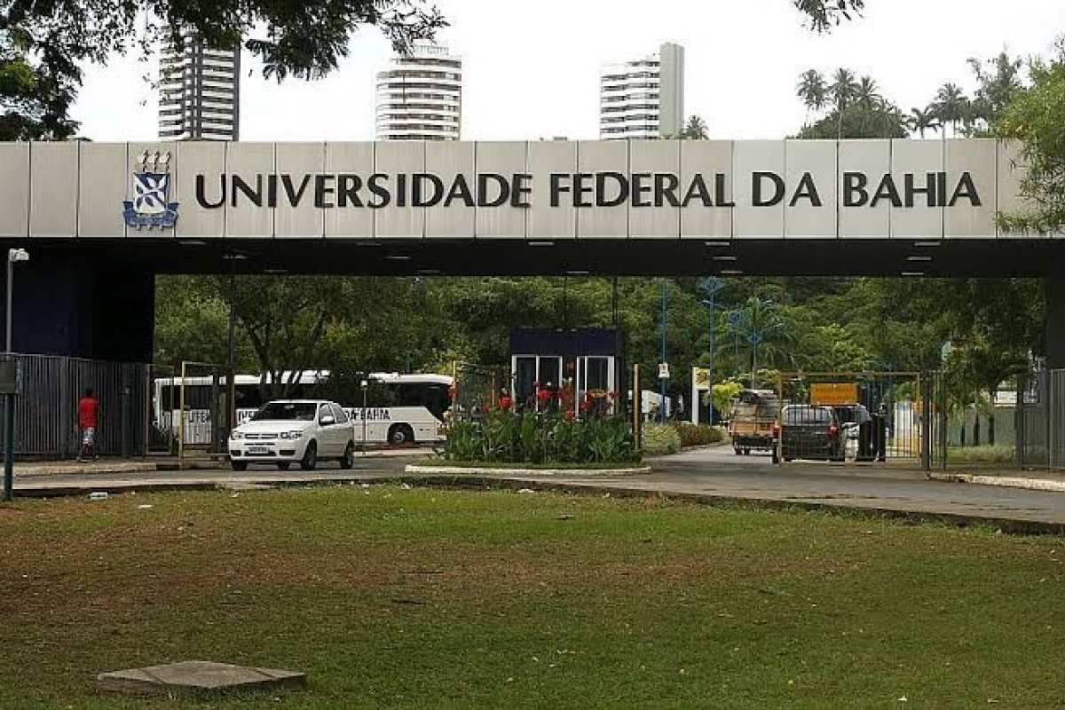 UFBA investiga suspeita de envenenamento de cadelas em campus de Salvador