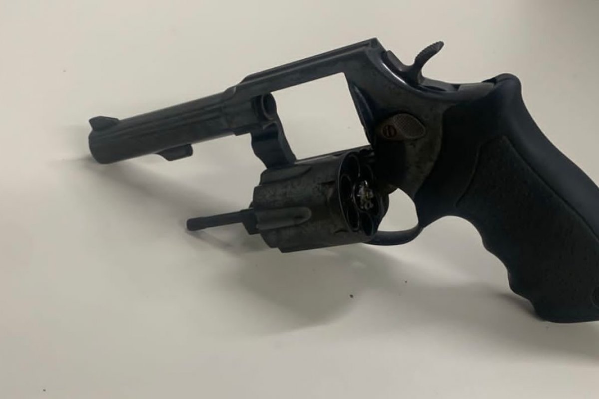 Mulher é presa portando arma na garupa de entregador por aplicativo 