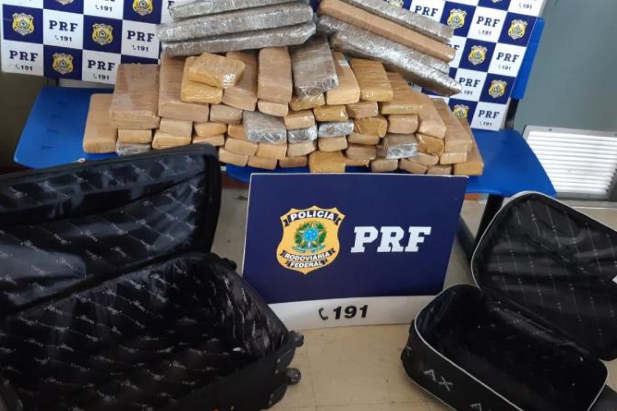 Passageiros de ônibus são presos tentando transportar mais de 50 quilos de maconha