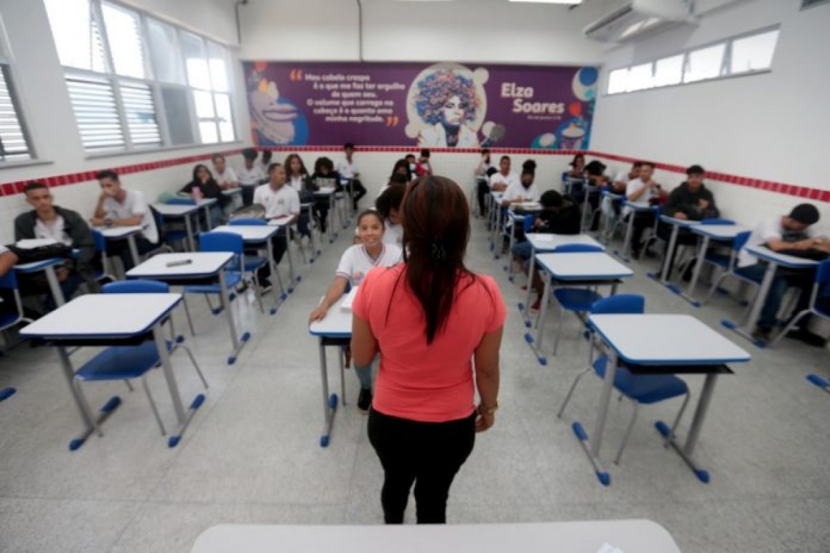 Jerônimo Rodrigues anuncia concessão de quase duas mil licenças-prêmios a profissionais da Educação
