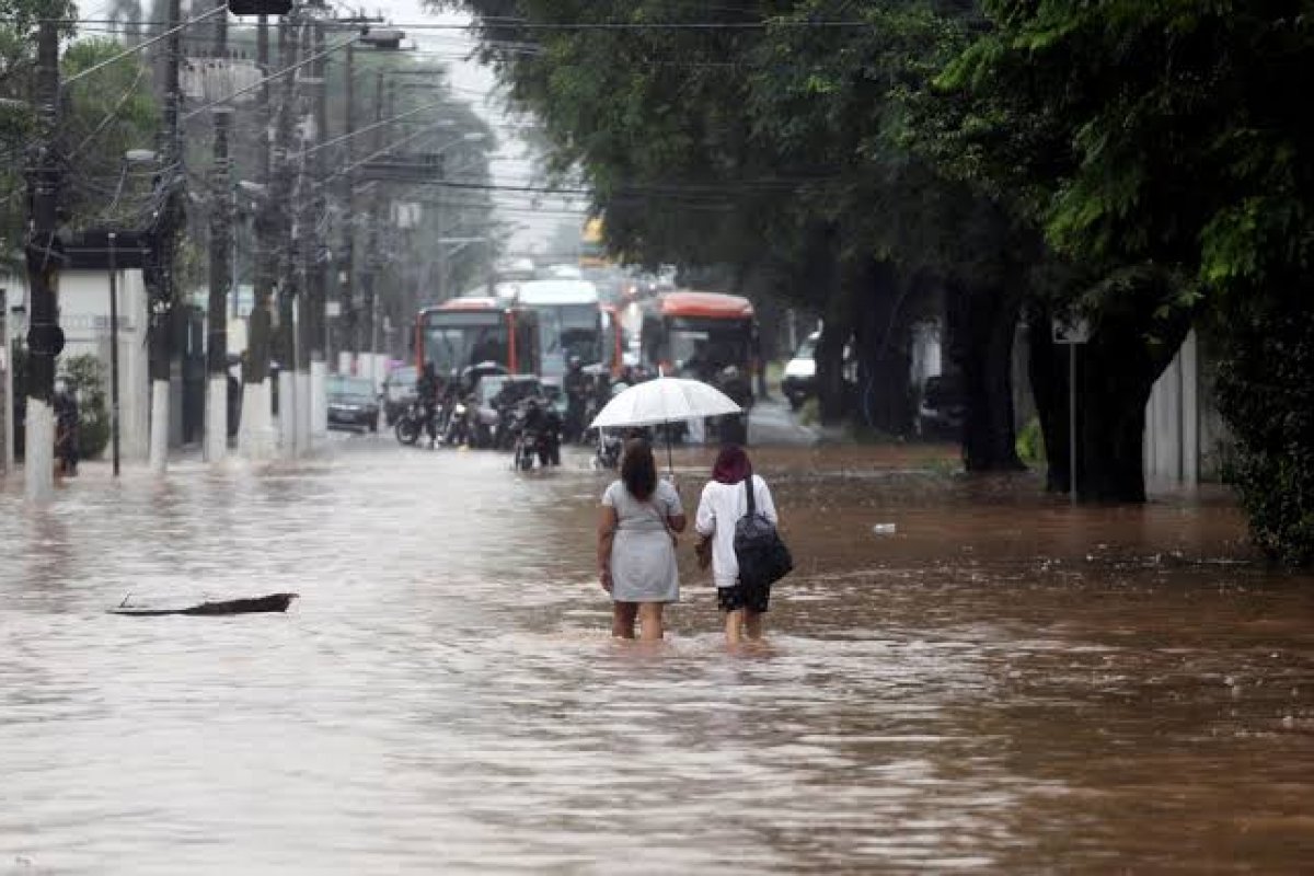 Investimentos em obras de infraestrutura de contenção de enchentes em São Paulo enfrentam obstáculos em 2023