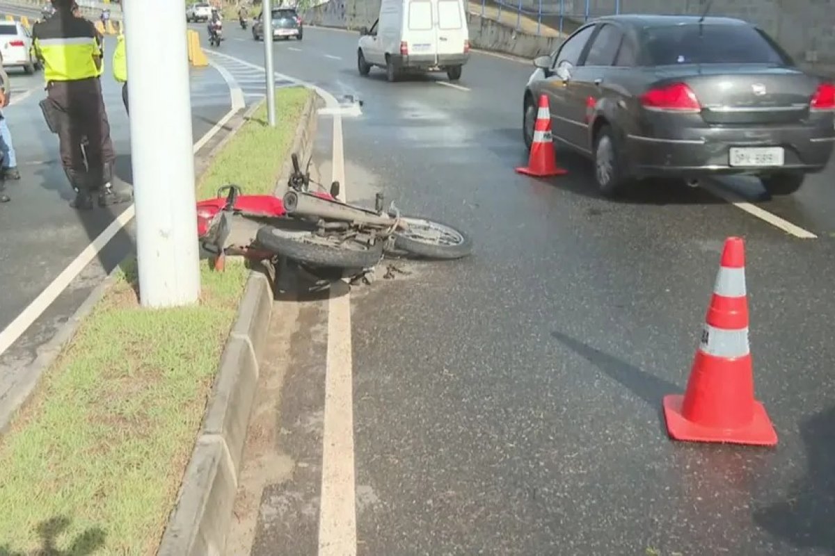 Motociclista morre após bater em canteiro na Avenida Gal Costa, em Salvador
