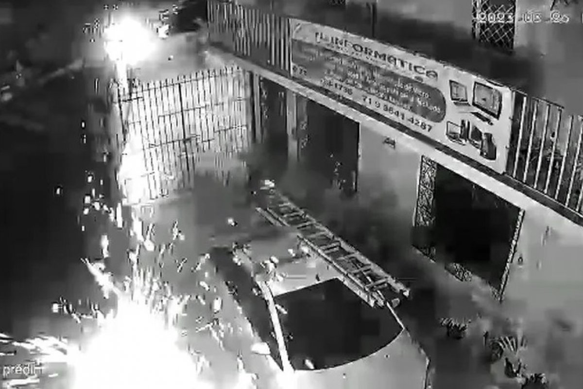 Poste cai em cima de casa e assusta moradores em bairro de Salvador