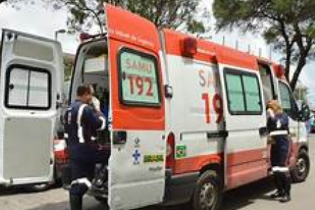 Homem fica ferido após carro que dirigia capotar em Salvador