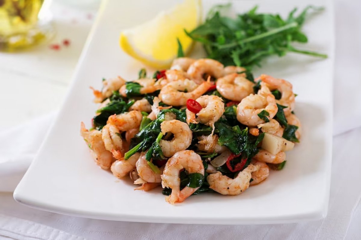 Aprenda a fazer um delicioso camarão à fiorentina, ideal para jantares especiais! 