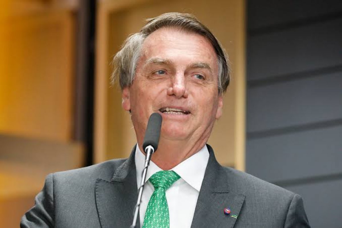 Bolsonaro recebeu terceiro conjunto de joias e levou com ele após fim do mandato, diz jornal